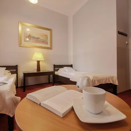 Red Carpet Hostel *