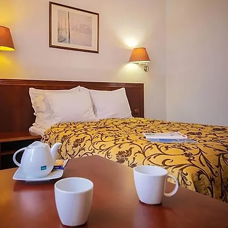 Red Carpet Hostel *