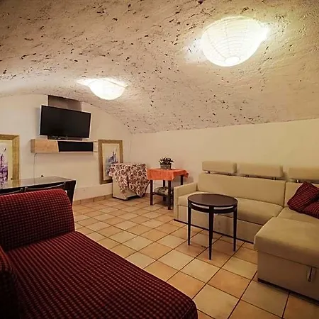 Red Carpet Hostel *