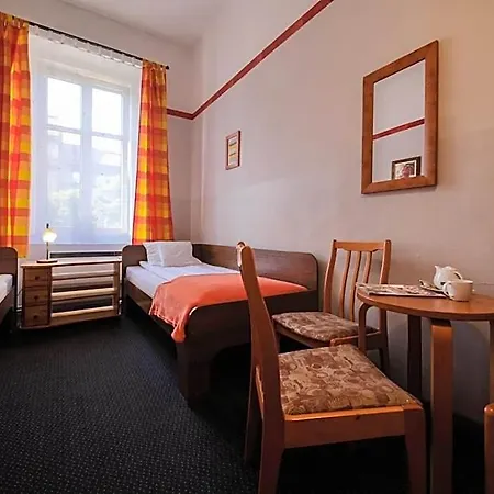 Red Carpet Hostel *