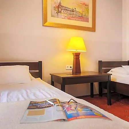 Red Carpet Hostel *