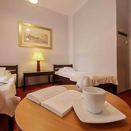 Red Carpet Hostel *