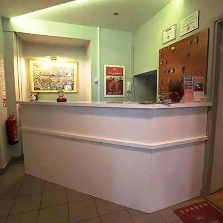 Red Carpet Hostel *